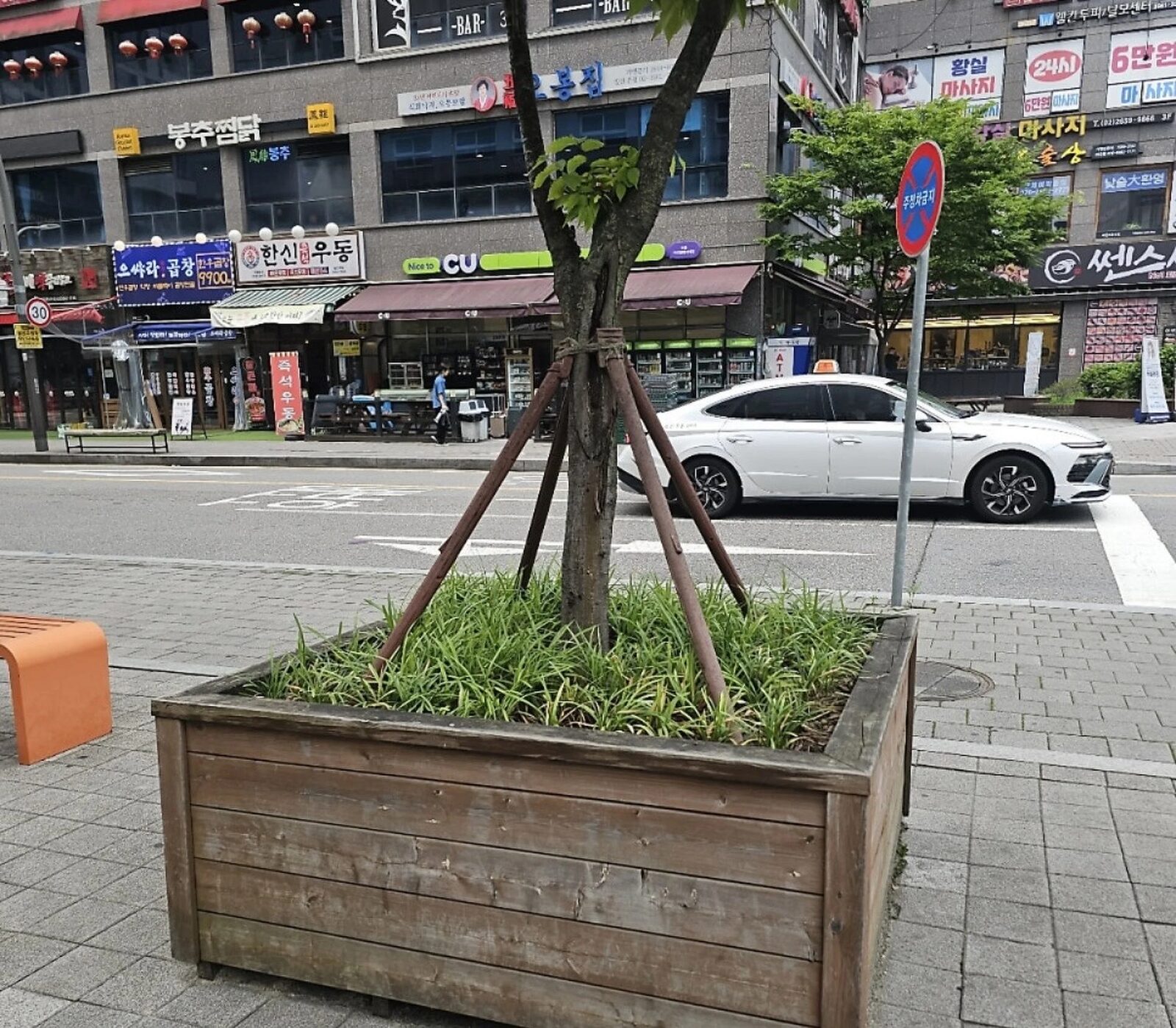 시공 전 - 서울 카페 포토존 볼록 반사경 벽면 설치 집사허브