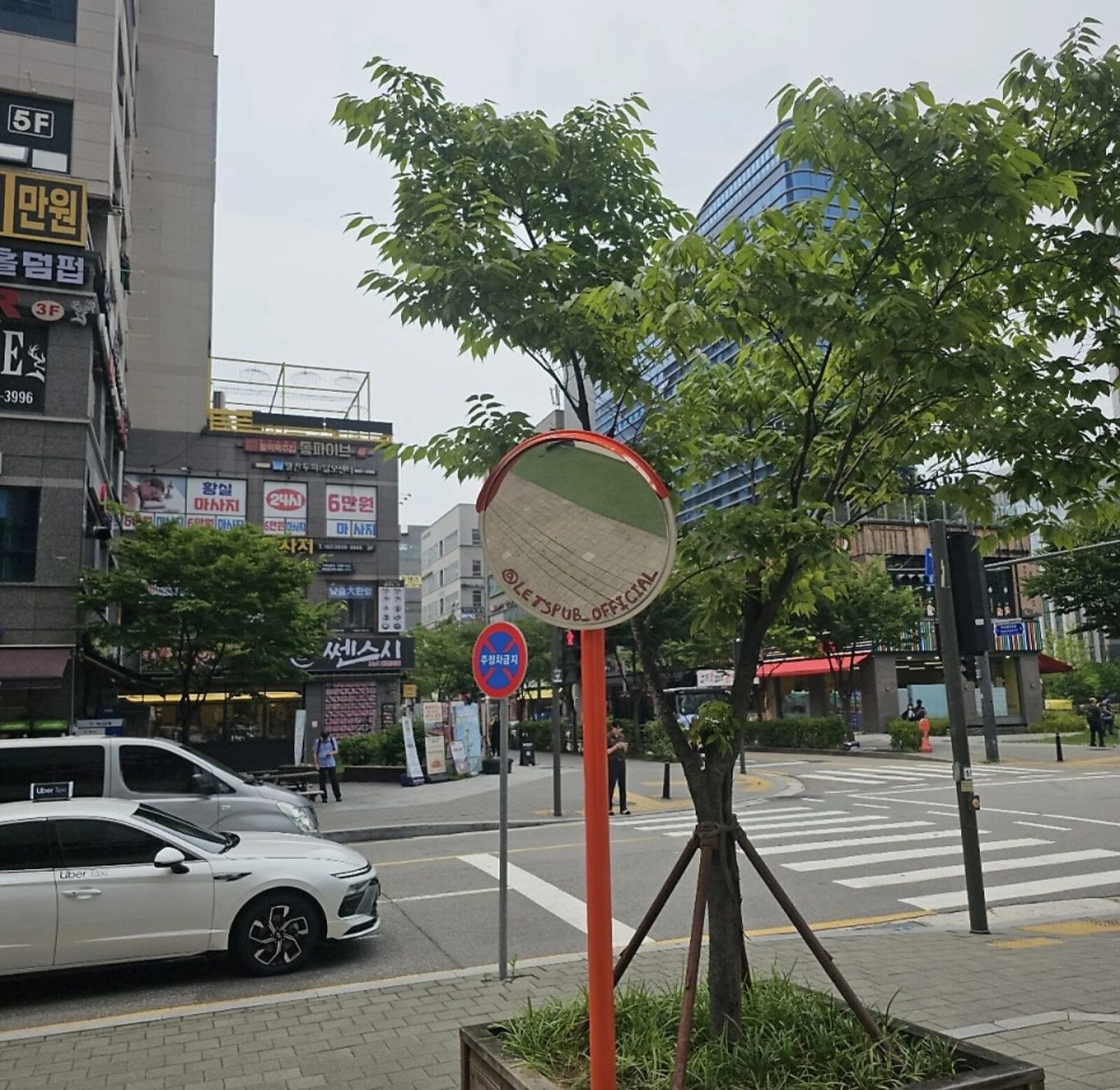 시공 후 - 서울 카페 포토존 볼록 반사경 벽면 설치 집사허브